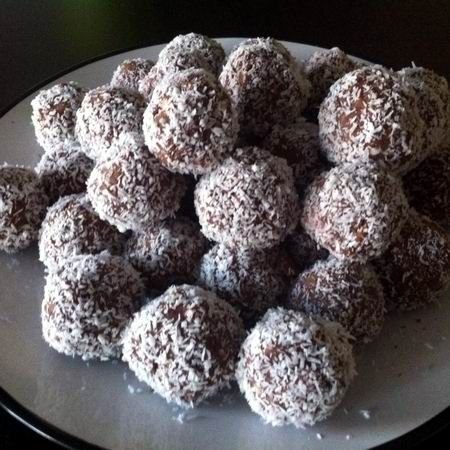 Kókuszgolyó (Hungarian Coconut Balls) 6e34cebfcd71c555cfa2c088463ae167